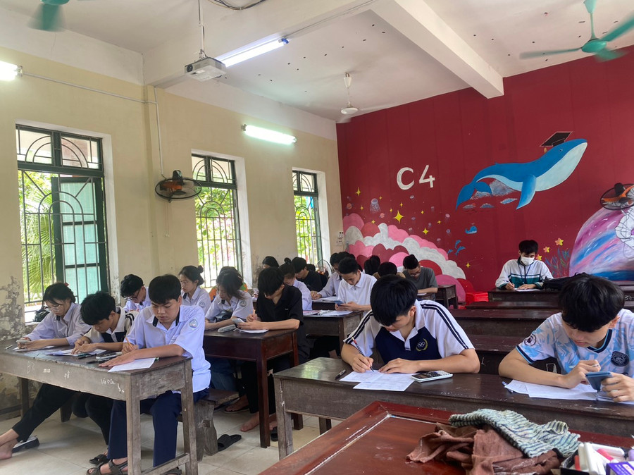 Học sinh lớp 12 Trường THPT C Hải Hậu cùng nhau ôn luyện chuẩn bị cho kỳ thi tốt nghiệp THPT 2024. Học sinh lớp 12 Trường THPT C Hải Hậu cùng nhau ôn luyện chuẩn bị cho kỳ thi tốt nghiệp THPT 2024.