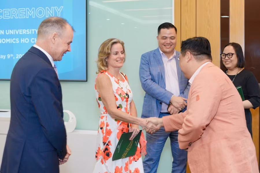 Đại diện Viện ISB, ĐH Kinh tế TPHCM chào mừng bà Rebecca Ball - Tham tán thương mại và đầu tư cấp cao, Cơ quan Thương mại và Đầu tư Chính phủ Australia.