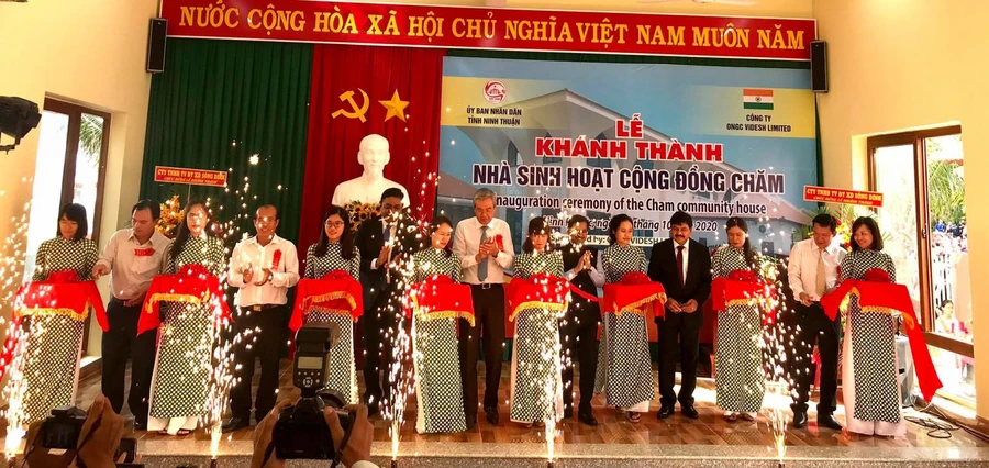 Cắt băng khánh thành Nhà sinh hoạt cộng đồng Chăm. 