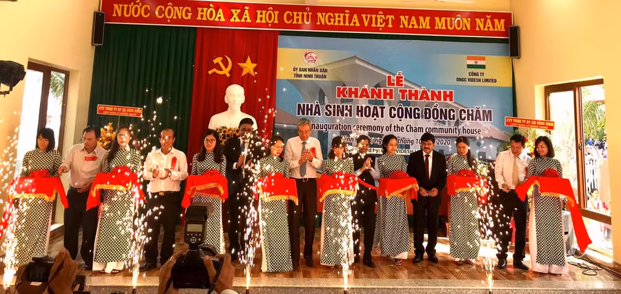 Cắt băng khánh thành Nhà sinh hoạt cộng đồng Chăm. 