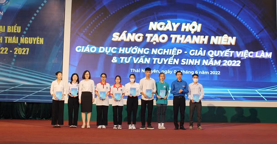 Trao học bổng cho học sinh, sinh viên có hoàn cảnh khó khăn.