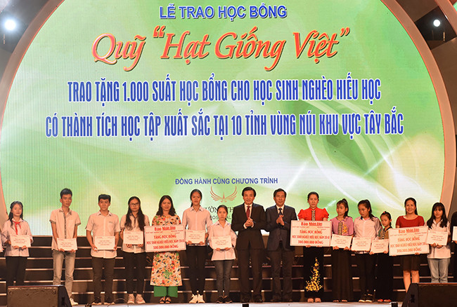 Đồng chí Thuận Hữu và đồng chí Trần Văn Sơn trao học bổng cho các em học sinh Đồng chí Thuận Hữu và đồng chí Trần Văn Sơn trao học bổng cho các em học sinh