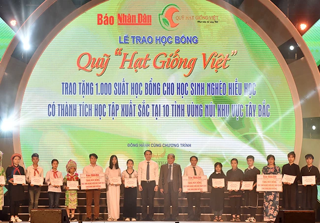 Trao học bổng cho học sinh nghèo hiếu học 10 tỉnh miền núi phía bắc