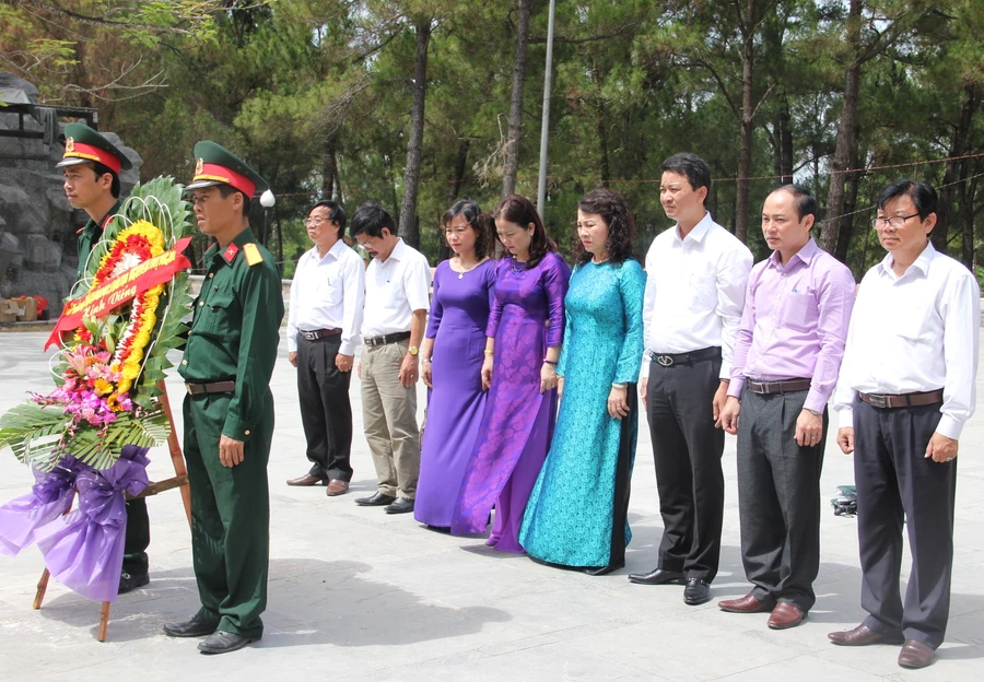 Thứ trưởng Nguyễn Thị Nghĩa cùng đoàn công tác dâng hương tưởng niệm các anh hùng Liệt sĩ tại nghĩa trang Liệt sĩ quốc gia Trường Sơn