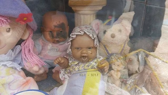 Bức ảnh chụp búp bê "ma ám" biết khóc ra nước mắt trong ngôi mộ của bé gái chết trẻ ở Chanar. (Ảnh: Daily Star).