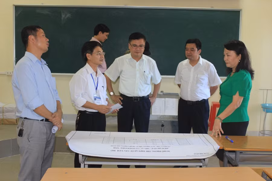 Thứ trưởng Bộ GD&ĐT Nguyễn Thị Nghĩa kiểm tra công tác chuẩn bị thi THPT quốc gia 2015 tại cụm thi Vinh.