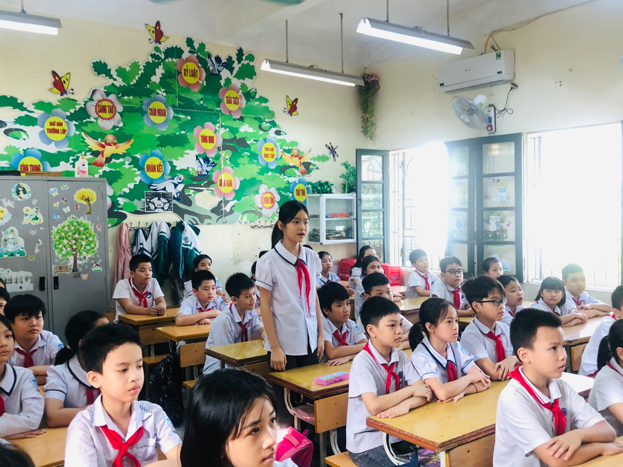 Các em học sinh tham gia tiết học chuyên đề với sự tập trung cao và phát biểu trao đổi với thầy giáo.