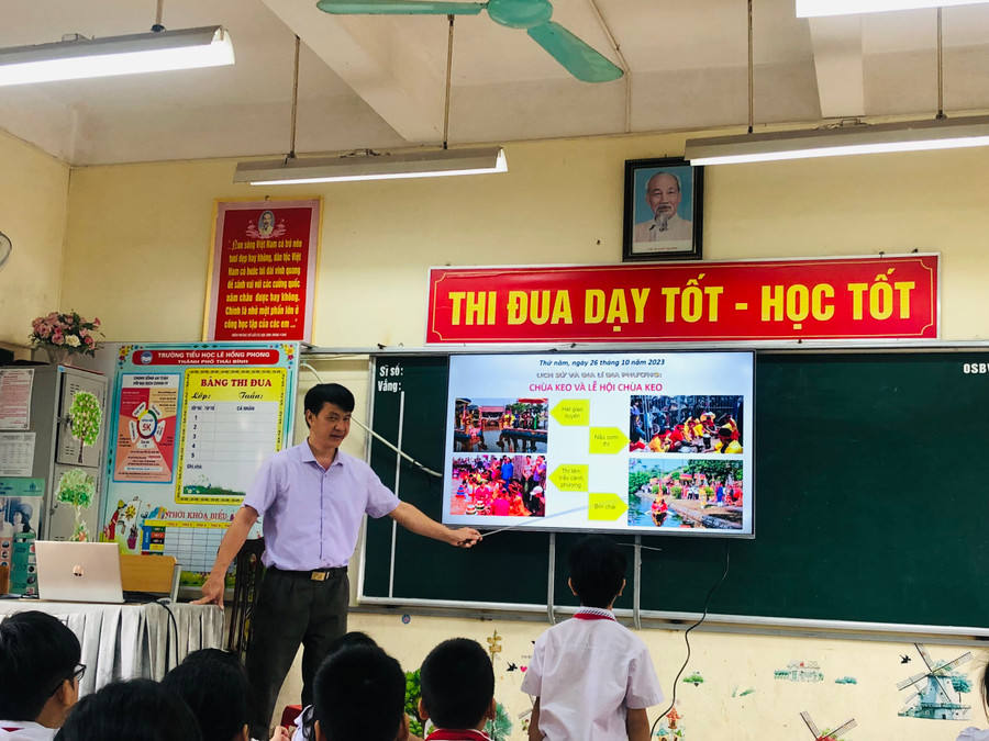 Thầy Nguyễn Hoàng Long thực hiện chuyên đề lịch sử địa lý địa phương.