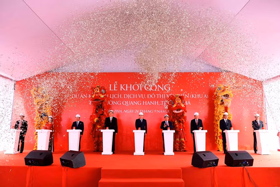 Các đại biểu bấm nút khởi công Khu A - Dự án khu du lịch, dịch vụ, đô thị ven biển Quang Hanh, TP Cẩm Phả, Quảng Ninh.