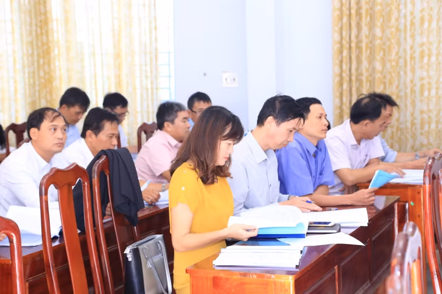 Các đại biểu tập trung nghiên cứu kế hoạch, nhiệm vụ năm học 2020-2021 đối với GDTrH