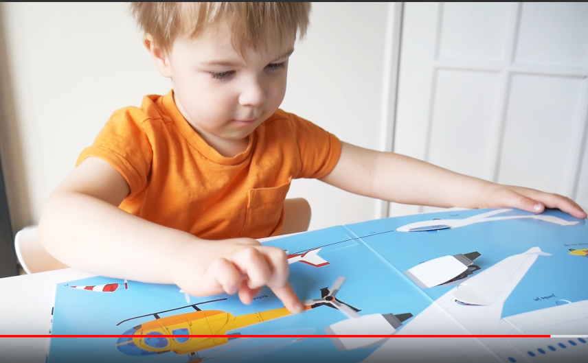 Không chỉ đọc - nghe, độc giả nhí còn có thể chạm và chơi với sách. Ảnh: Đinh Tị Books. Không chỉ đọc - nghe, độc giả nhí còn có thể chạm và chơi với sách. Ảnh: Đinh Tị Books.