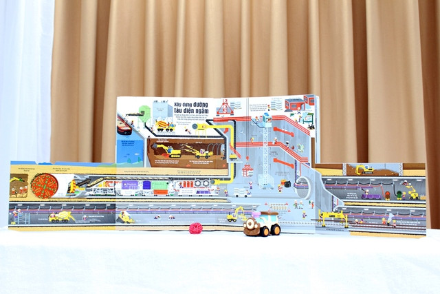 Trang sách kể câu chuyện xây dựng tàu điện ngầm. Ảnh: Đinh Tị Books.