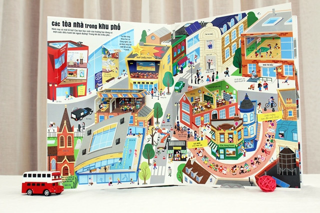 Trang sách kể về các tòa nhà trong khu phố. Ảnh: Đinh Tị books.