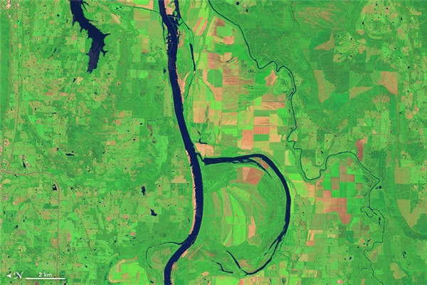 Chữ B: Sông Arkansas, một trong các phụ lưu chính của Sông Mississippi, chảy qua các tiểu bang Colorado, Kansas, Oklahoma, và Arkansas. Vào mùa đông, nơi đây thường có sự xuất hiện của khoảng 100.000 con vịt và ngỗng đến sinh sống. Chữ B: Sông Arkansas, một trong các phụ lưu chính của Sông Mississippi, chảy qua các tiểu bang Colorado, Kansas, Oklahoma, và Arkansas. Vào mùa đông, nơi đây thường có sự xuất hiện của khoảng 100.000 con vịt và ngỗng đến sinh sống.