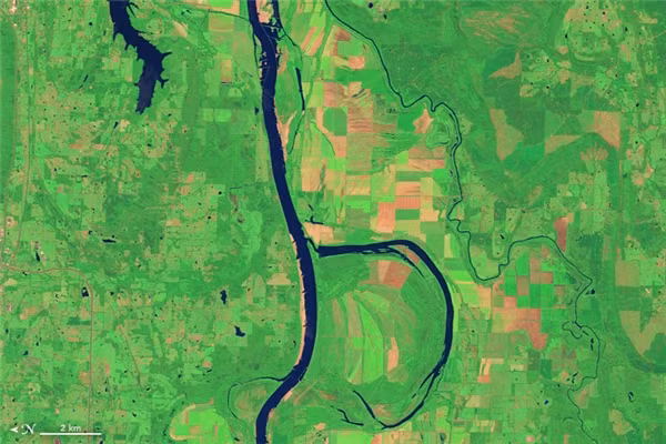 Chữ B: Sông Arkansas, một trong các phụ lưu chính của Sông Mississippi, chảy qua các tiểu bang Colorado, Kansas, Oklahoma, và Arkansas. Vào mùa đông, nơi đây thường có sự xuất hiện của khoảng 100.000 con vịt và ngỗng đến sinh sống.