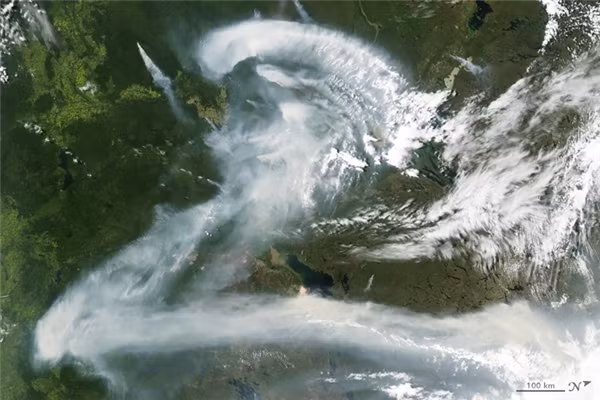 Chữ Z:&nbsp;Khói cháy rừng phủ kín một vùng trời Canada