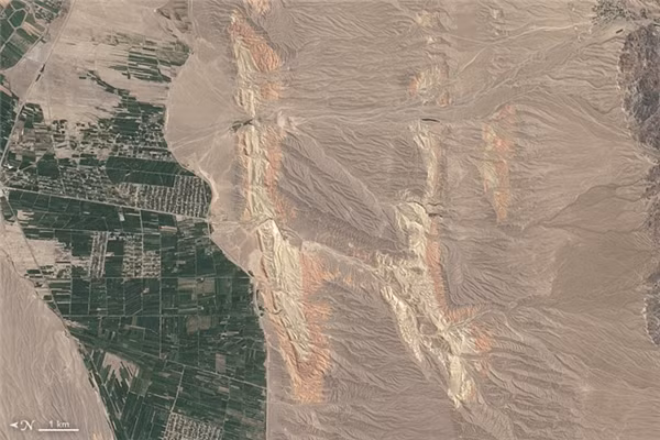 Chữ H:&nbsp;Những dòng sông chảy qua những rặng núi nhiều màu sắc ở vùng đông nam Kyrgyzstan