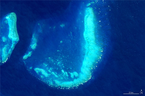 Chữ J: Rặng san hô Trunk Reef, nằm gần Townsville, Australia Chữ J: Rặng san hô Trunk Reef, nằm gần Townsville, Australia