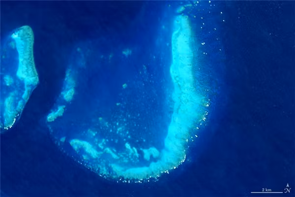 Chữ J: Rặng san hô Trunk Reef, nằm gần Townsville, Australia