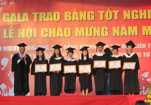 GS.VS Cao Văn Phường - Hiệu trưởng - trao giấy khen cho các tân thạc sĩ, cử nhân, kỹ sư có thành tích xuất sắc