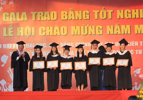 GS.VS Cao Văn Phường - Hiệu trưởng - trao giấy khen cho các tân thạc sĩ, cử nhân, kỹ sư có thành tích xuất sắc