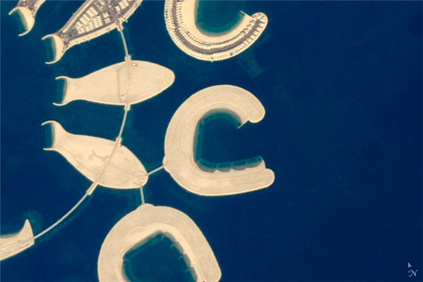 Chữ C: Một hòn đảo nhân tại nằm tại cực nam của Đảo Bahrain ở Bahrain. Các bờ biển ở những hòn đảo này được cấu tạo từ vỏ sò và các loài giáp xác khác. Chữ C: Một hòn đảo nhân tại nằm tại cực nam của Đảo Bahrain ở Bahrain. Các bờ biển ở những hòn đảo này được cấu tạo từ vỏ sò và các loài giáp xác khác.