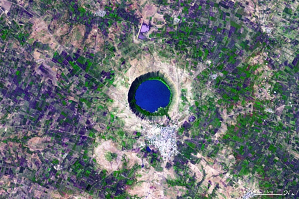 Chữ Q: Miệng thiên thạch Lonar, nằm tại Huyện Buldhana, bang Maharashtra, Ấn Độ Chữ Q: Miệng thiên thạch Lonar, nằm tại Huyện Buldhana, bang Maharashtra, Ấn Độ