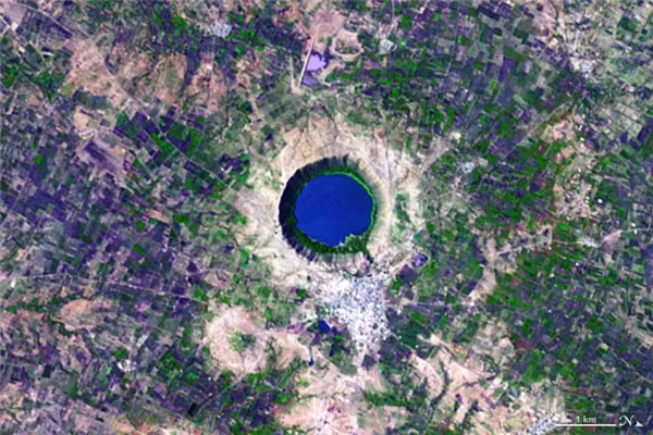 Chữ Q:&nbsp;Miệng thiên thạch Lonar, nằm tại Huyện Buldhana, bang Maharashtra, Ấn Độ