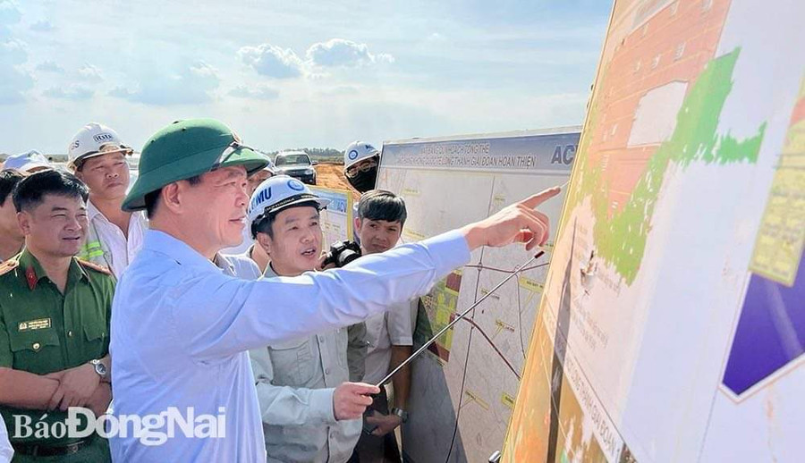 Bí thư Tỉnh ủy Đồng Nai - Nguyễn Hồng Lĩnh kiểm tra tiến độ công tác bồi thường, giải phóng mặt bằng khu vực thi công nhà ga Sân bay Long Thành. (Ảnh: Báo Đồng Nai)