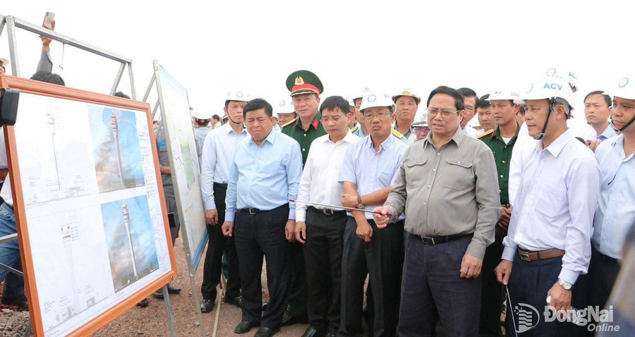 Thủ tướng Phạm Minh Chính nghe báo cáo tiến độ dự án thành phần 2, dự án đầu tư xây dựng sân bay Long Thành giai đoạn 1. (Ảnh: Báo Đồng Nai)