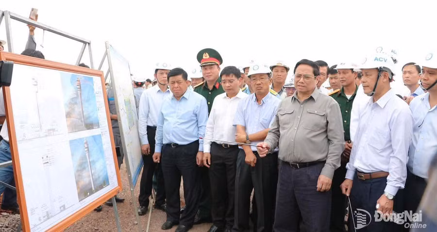 Thủ tướng Phạm Minh Chính nghe báo cáo tiến độ dự án thành phần 2, dự án đầu tư xây dựng sân bay Long Thành giai đoạn 1. (Ảnh: Báo Đồng Nai)