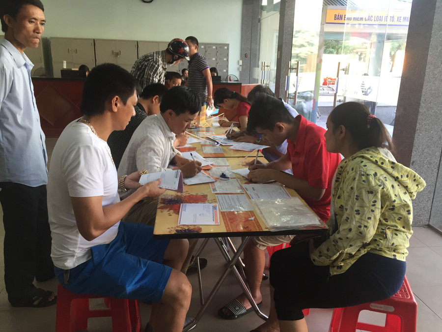 Thí sinh và phụ huynh đăng ký xét tuyển ĐH đợt 1 tại Bưu điện Trung tâm TP Thanh Hóa