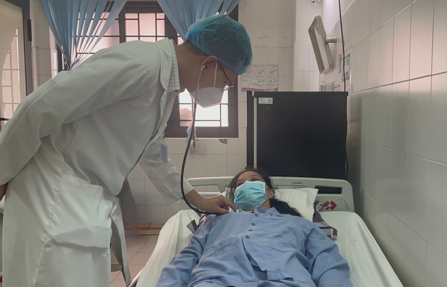 Bác sĩ kiểm tra tình trạng sức khỏe bệnh nhân sau phẫu thuật. Bác sĩ kiểm tra tình trạng sức khỏe bệnh nhân sau phẫu thuật.