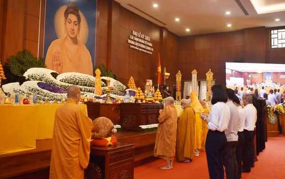 Các đại biểu dâng hương tưởng niệm đồng bào tử vong và cán bộ, chiến sĩ hy sinh trong đại dịch Covid-19. Ảnh: SGGP