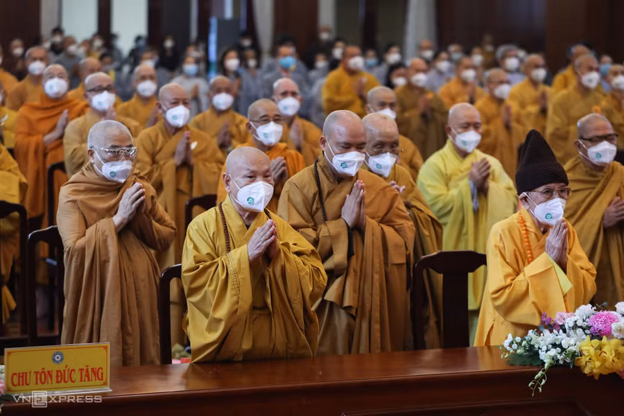 Các chư tôn đức tăng, phật tử... cùng chắp tay cầu nguyện và dành một phút mặc niệm cho những nạn nhân tử vong do đại dịch. Ảnh: Vnexpress