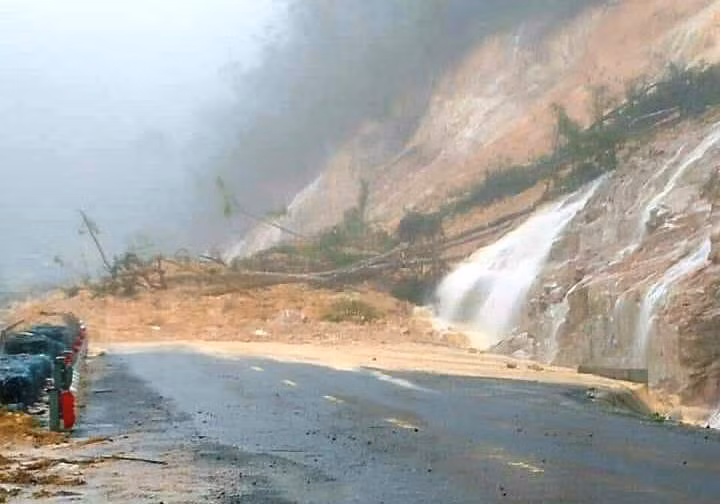 Đèo Khánh Lê bị sạt lở, chia cắt.