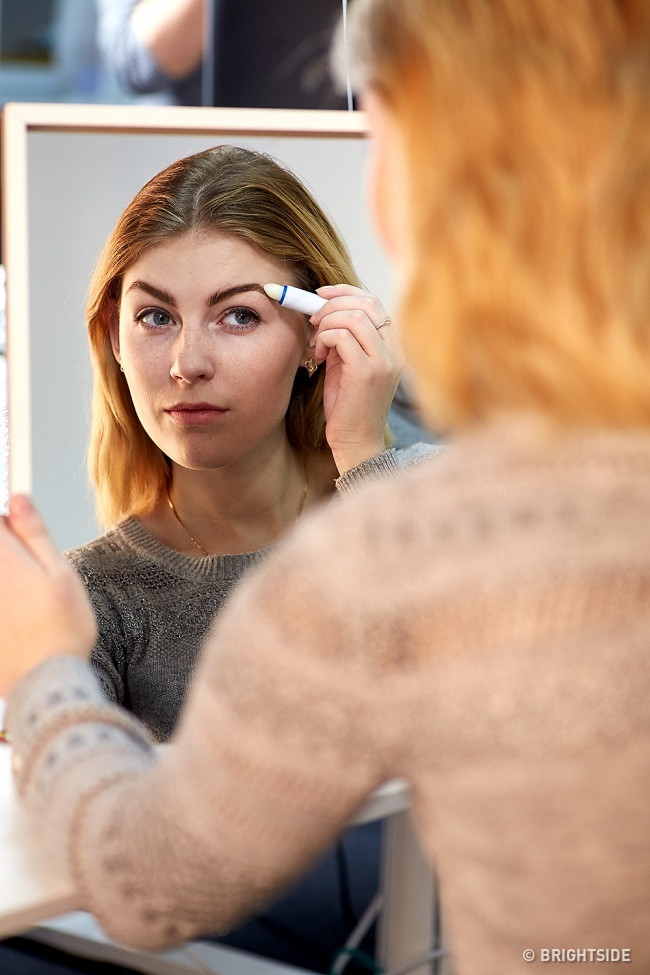 9 công dụng hay mà ít người biết của thỏi son dưỡng môi ảnh 4 Giúp hàng lông mày vào nếp dễ dàng hơn bằng một chút son dưỡng.