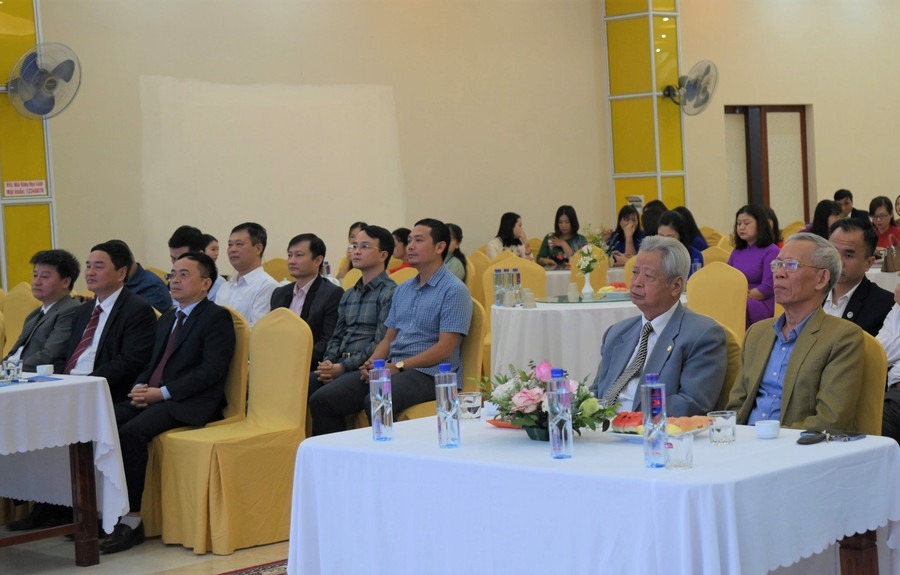 Đại diện lãnh đạo Sở GD&ĐT tỉnh Điện Biên qua các thời kỳ tham dự chương trình tọa đàm. Đại diện lãnh đạo Sở GD&ĐT tỉnh Điện Biên qua các thời kỳ tham dự chương trình tọa đàm.