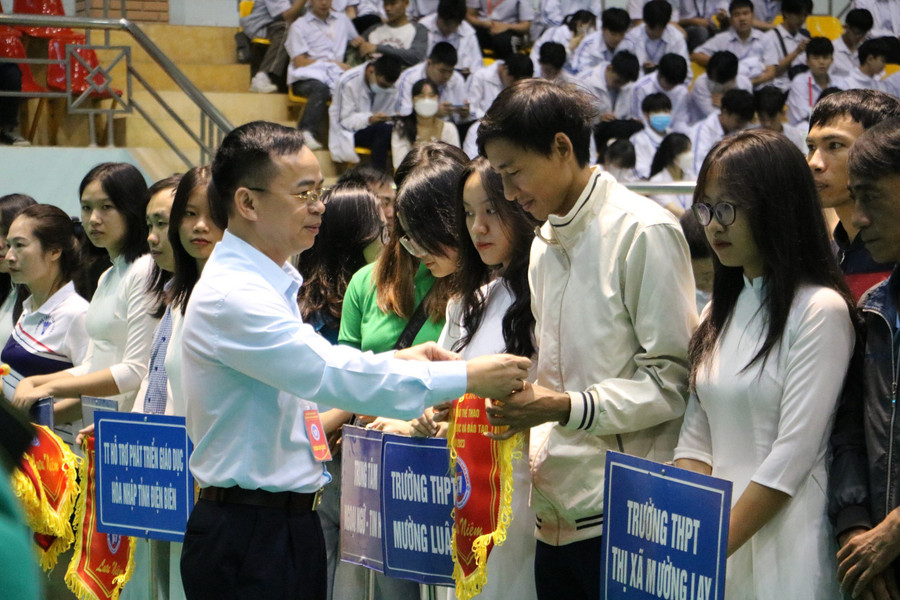 Ông Nguyễn Văn Đoạt, Giám đốc Sở GD&ĐT tỉnh Điện Biên trao cờ lưu niệm cho các đoàn vận động viên. Ông Nguyễn Văn Đoạt, Giám đốc Sở GD&ĐT tỉnh Điện Biên trao cờ lưu niệm cho các đoàn vận động viên.