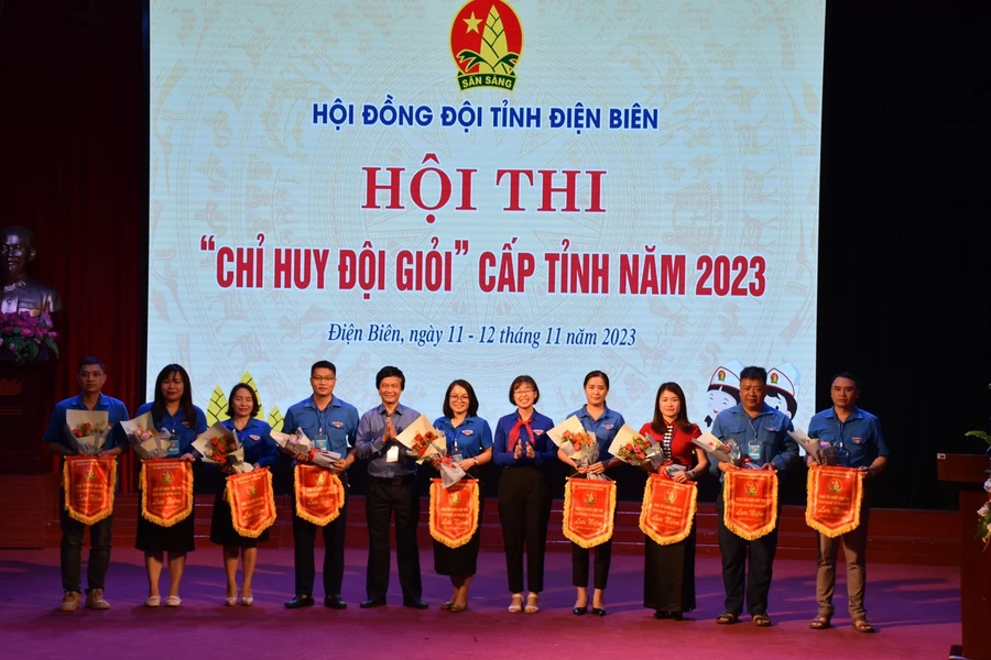 Trao cờ lưu niệm cho các đơn vị tham gia Hội thi 'Chỉ huy Đội giỏi' cấp tỉnh.