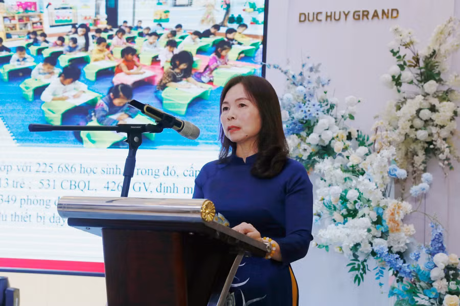 Bà Dương Bích Nguyệt, Giám đốc Sở GD&amp;ĐT Lào Cai tham luận tại Hội thảo.