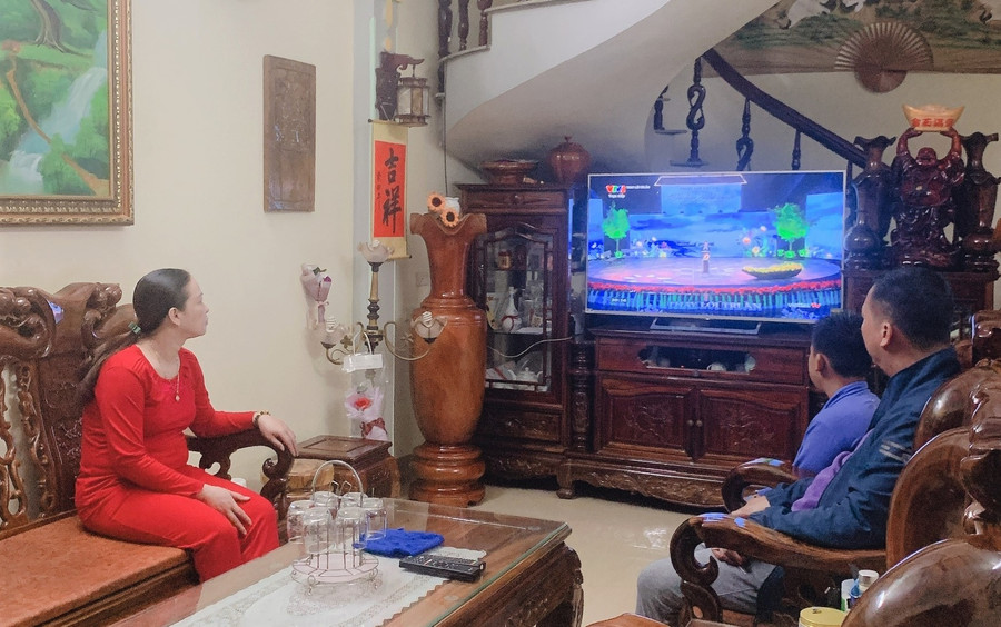 Thầy Xuyên cùng gia đình xem Chương trình Thay lời tri ân qua màn ảnh. Thầy Xuyên cùng gia đình xem Chương trình Thay lời tri ân qua màn ảnh.