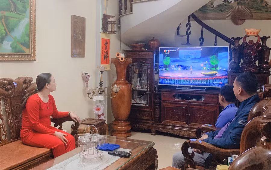 Thầy Xuyên cùng gia đình xem Chương trình Thay lời tri ân qua màn ảnh.