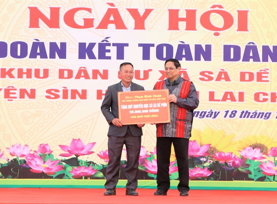 Thủ tướng tặng 50 triệu đồng cho Hội Khuyến học xã Sà Dề Phìn. Thủ tướng tặng 50 triệu đồng cho Hội Khuyến học xã Sà Dề Phìn.