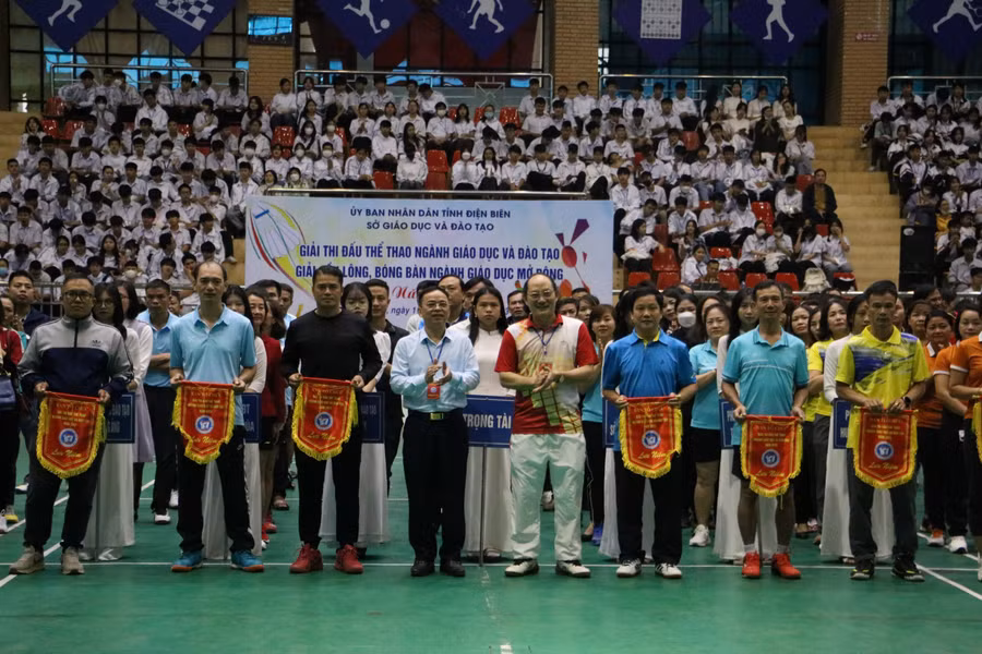 Trao cờ lưu niệm cho các đơn vị tham gia giải đấu.