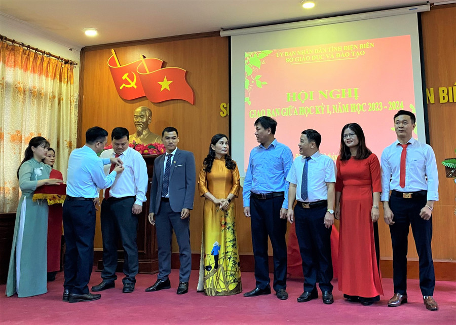 Ông Nguyễn Văn Đoạt, Giám đốc Sở GD&amp;ĐT tỉnh Điện Biên trao Danh hiệu Chiến sĩ thi đua cấp tỉnh cho các cá nhân.