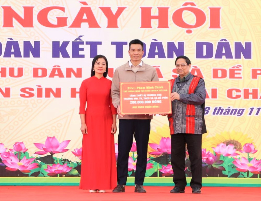Thủ tướng tặng quà và các thiết bị trường học cho 2 đơn vị trường ở xã Sà Dề Phìn. Thủ tướng tặng quà và các thiết bị trường học cho 2 đơn vị trường ở xã Sà Dề Phìn.