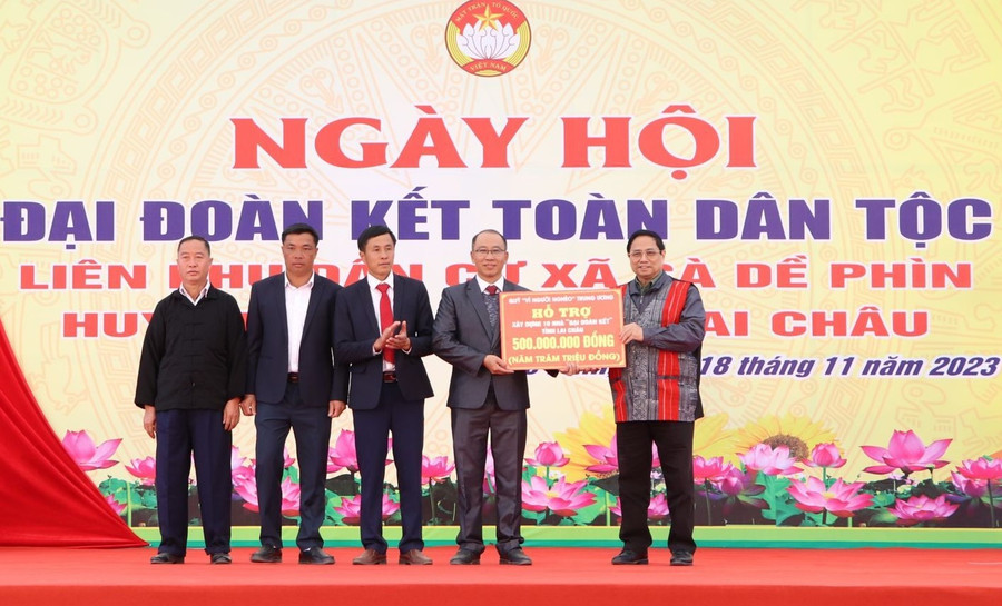 Trao hỗ trợ xây dựng nhà Đại đoàn kết cho hộ nghèo với tổng trị giá 500 triệu đồng từ Quỹ "Vì người nghèo" của Trung ương. Trao hỗ trợ xây dựng nhà Đại đoàn kết cho hộ nghèo với tổng trị giá 500 triệu đồng từ Quỹ "Vì người nghèo" của Trung ương.