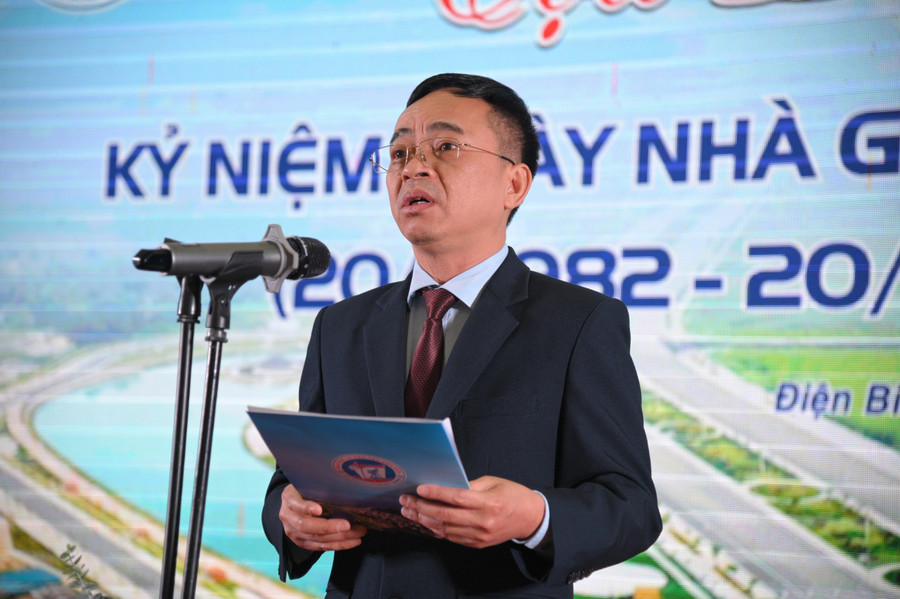 Ông Nguyễn Văn Đoạt, Giám đốc Sở GD&ĐT tỉnh Điện Biên đã thông qua diễn văn kỷ niệm 41 năm Ngày Nhà giáo Việt Nam. Ông Nguyễn Văn Đoạt, Giám đốc Sở GD&ĐT tỉnh Điện Biên đã thông qua diễn văn kỷ niệm 41 năm Ngày Nhà giáo Việt Nam.