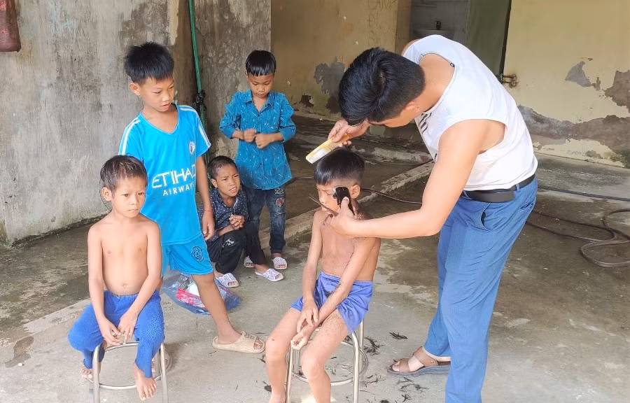 Thầy giáo vùng cao Mường Tè (Lai Châu) sắm vai thợ cắt tóc.